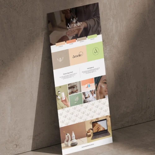 Un póster vertical, apoyado contra una pared de hormigón, presenta el "Plantilla Brand Board" de cuidado de la piel. Muestra imágenes de productos, una mujer aplicándose crema y un logotipo sereno con un diseño en suaves tonos pastel.
